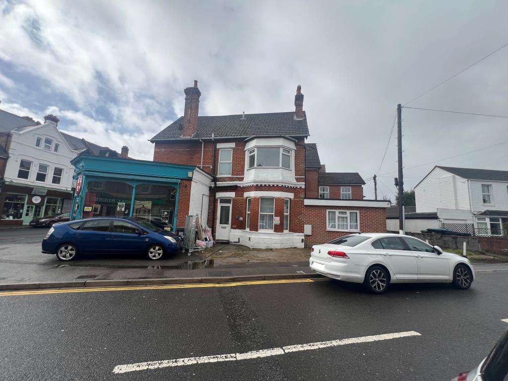 Lot: 32 - RECENTLY REFURBISHED FLAT - Top floor flat